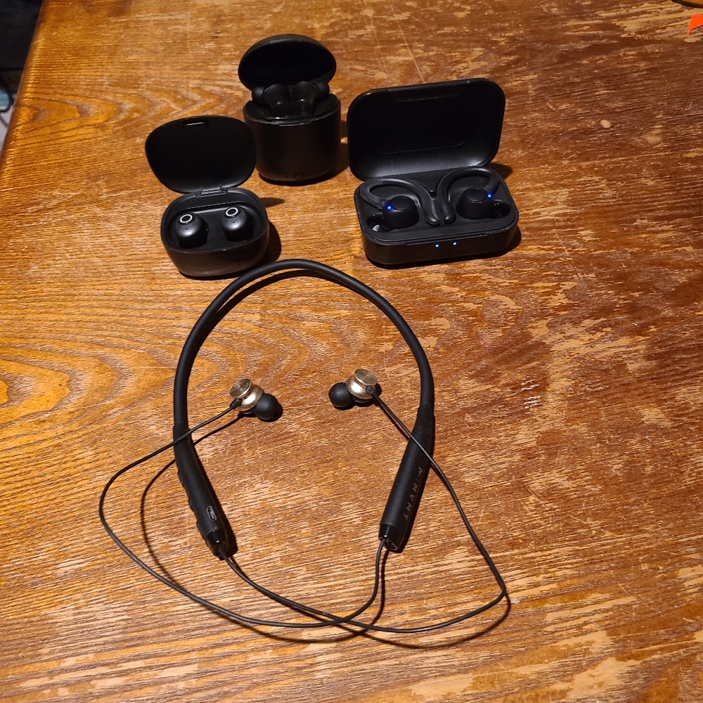4x Bluetooth earbuds - black - 100% all working